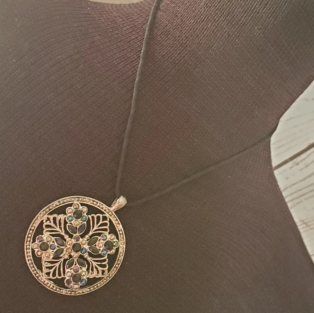 Vintage 1990s silvertone disc pendant necklace, floral design and rhinestones
